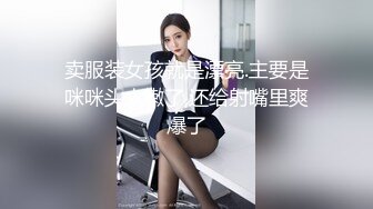 色魔摄影师忽悠身材丰满的女模特穿上黑丝拨开鲍鱼狂拍她的大肥B