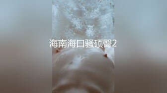 美女一路小跑急着上厕所 快憋不住了