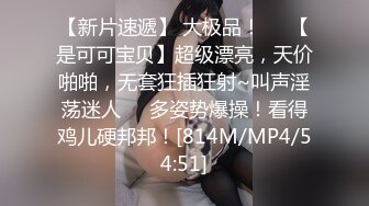 新交的女友，没想到比我还野，旁晚吃完饭下楼公园散步，女友胸罩都没穿就出门，直接撂下衣服撸奶子！