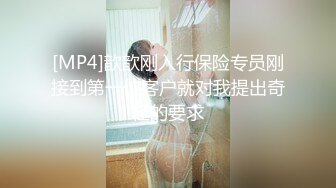 《极品CP魔手外购》正版4K近在咫尺商场隔板缝极限偸拍女厕各种小姐姐方便~逼脸同框~韵味少妇私处很顶 (8)